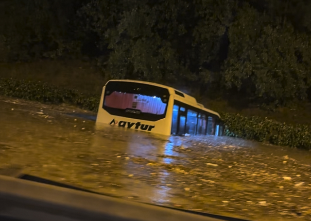 İstanbul'da felaketin fotoğrafı! Araçlar üst üste yığıldı