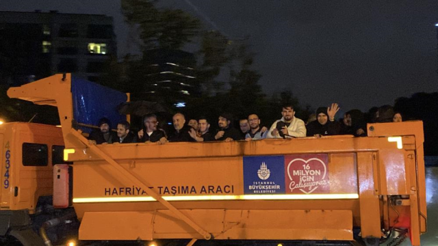 İstanbul'da felaketin fotoğrafı! Araçlar üst üste yığıldı