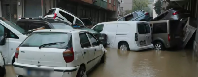 İstanbul'da felaketin fotoğrafı! Araçlar üst üste yığıldı