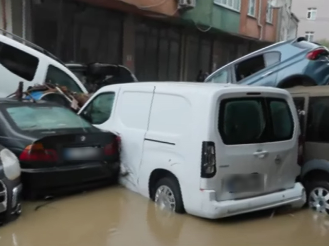 İstanbul'da felaketin fotoğrafı! Araçlar üst üste yığıldı