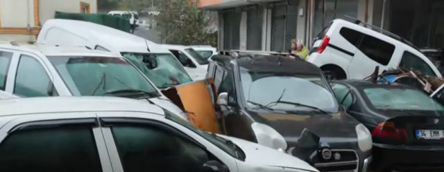 İstanbul'da felaketin fotoğrafı! Araçlar üst üste yığıldı