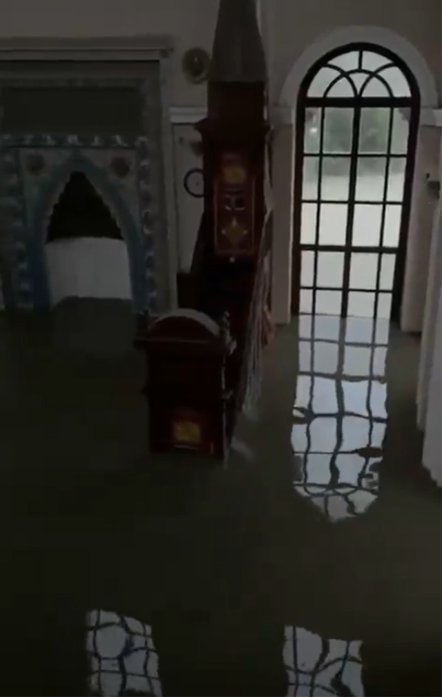 İstanbul'da sel, tarihi yapıları da vurdu: Sadabad Camii sular altında