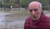 İstanbul'daki selde mucize kurtuluş! Araçtan atlayıp ağaçlara tutundu