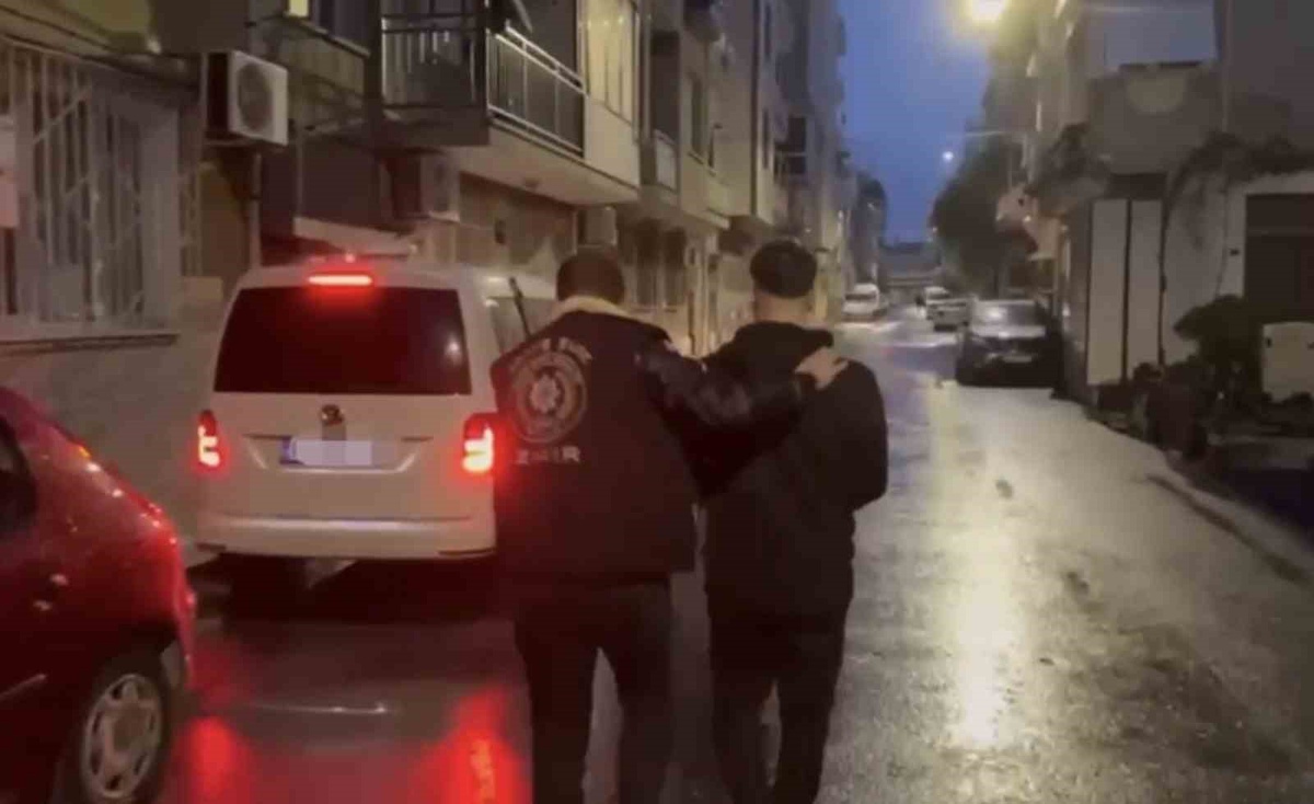 İzmir\'de 74 adrese şafak operasyonunda 164 şüpheli yakalandı