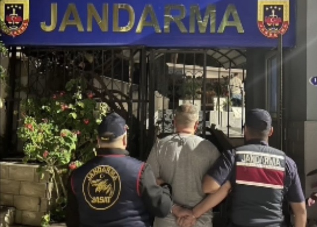 İzmir Menderes'te jandarma, 11 yıl 8 ay cezası olan şüpheliyi gizli bölmede yakaladı