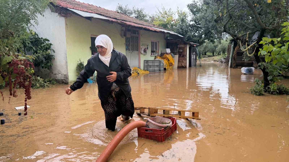 İznik\'in Çakırca Mahallesi\'nde Kara Dere taştı, zemin kattaki evler su altında kaldı