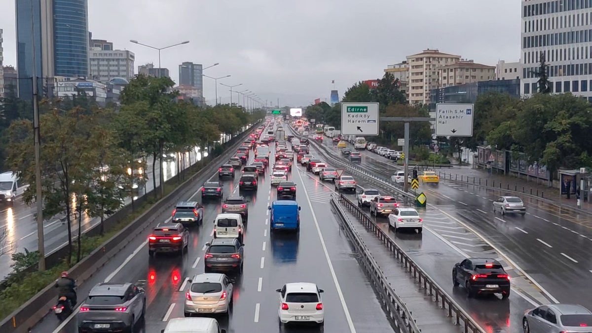 Kadıköy\'de sağanak sonrası D-100 Kozyatağı\'nda Ankara yönünde trafik yoğunlaştı