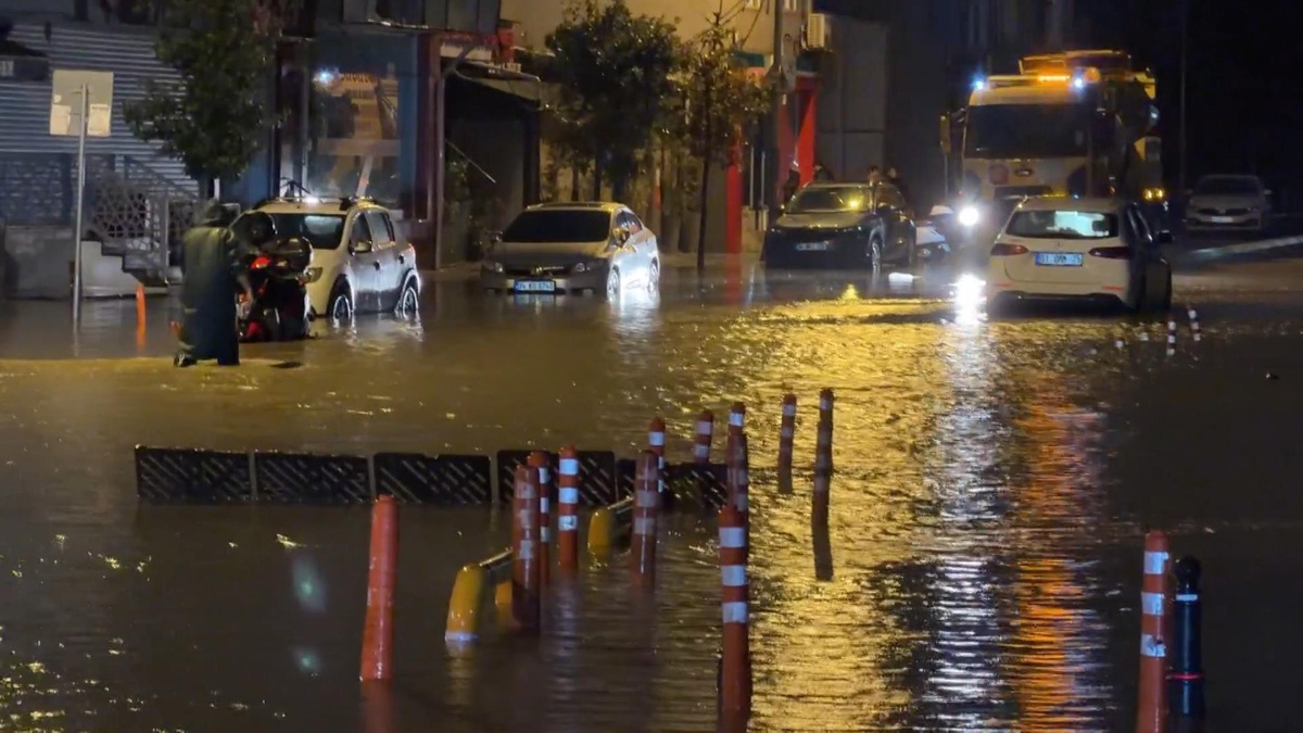 Kağıthane’de yasağa rağmen trafiğe çıkan motosikletliler suyla kaplanan yolda kaldı