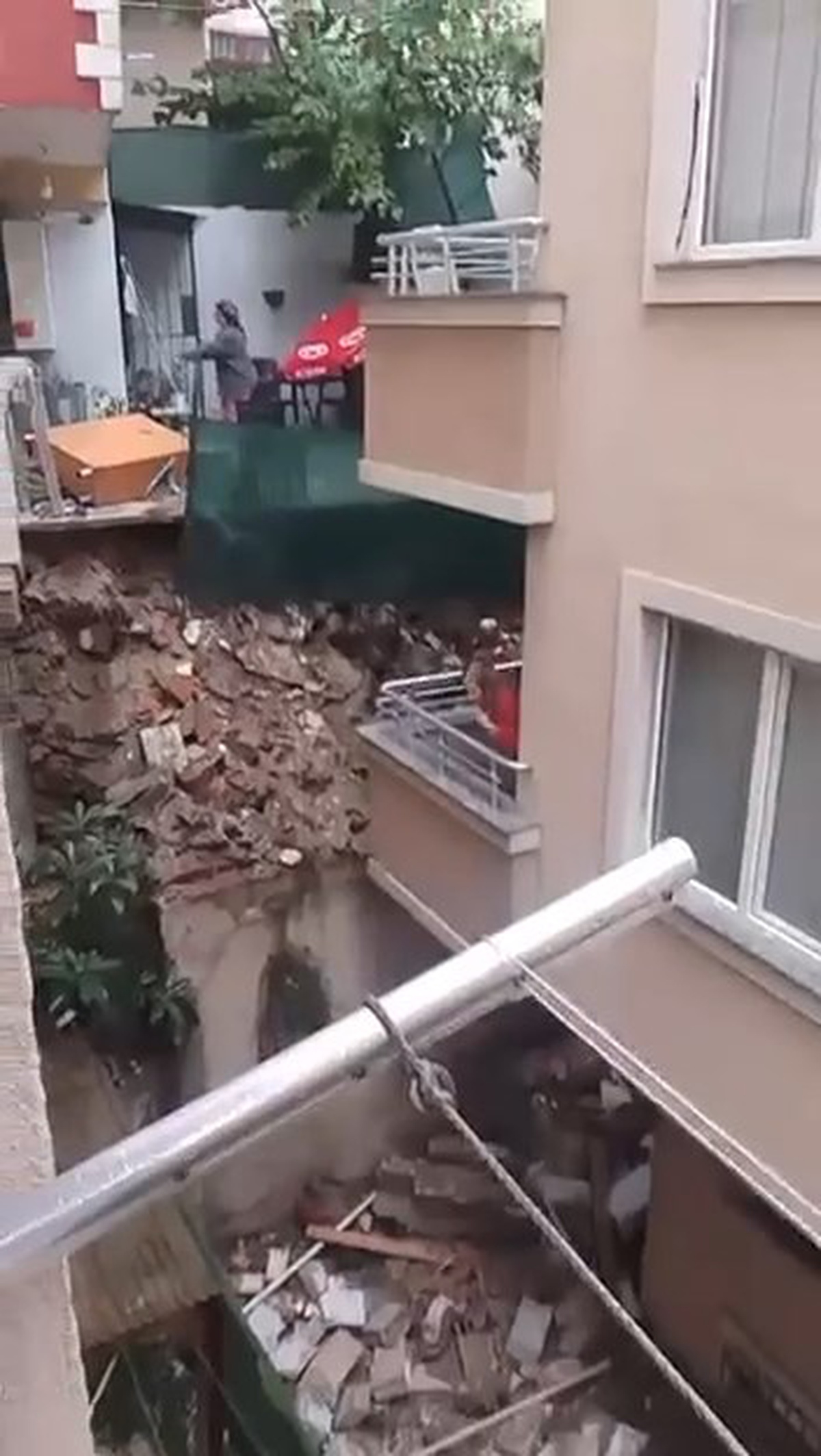 İstanbul Kağıthane Gültepe\'de sağanak sonrası istinat duvarı çöktü, yaralanan yok