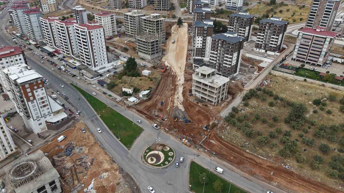Kahramanmaraş Büyükşehir Belediyesi Tömek Kavşağı\'nda trafik düzenlemesine başladı