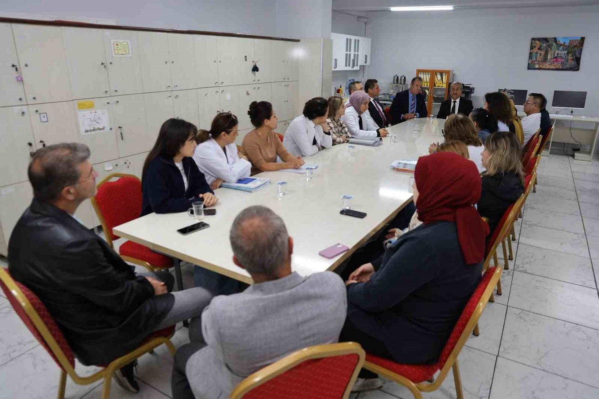 Karabük İl Milli Eğitim Müdürü Akbaş, 75. Yıl Lisesi\'nde öğretmenlerle buluştu