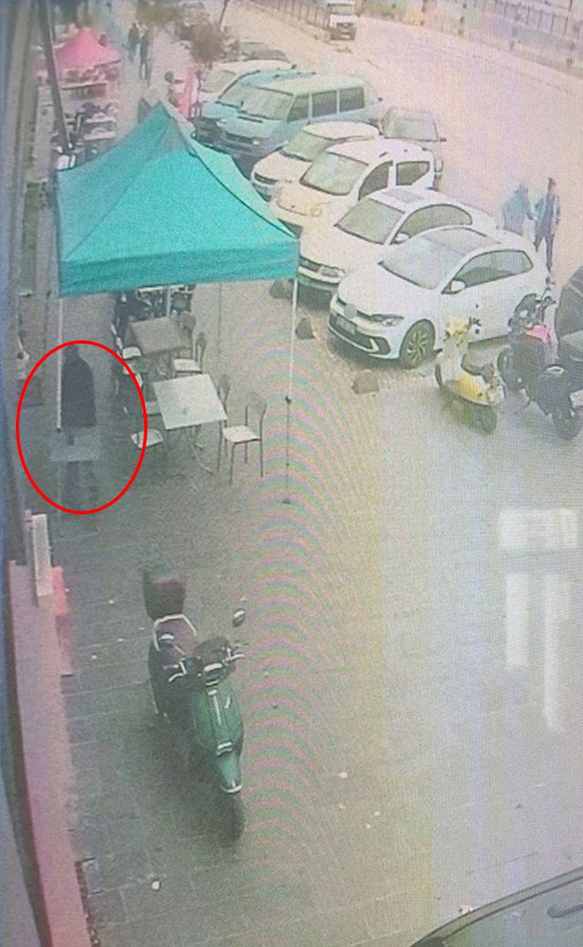 Karabük\'te bir dönerci önünde para isteyen şahıs, masayı devirip uzaklaştı
