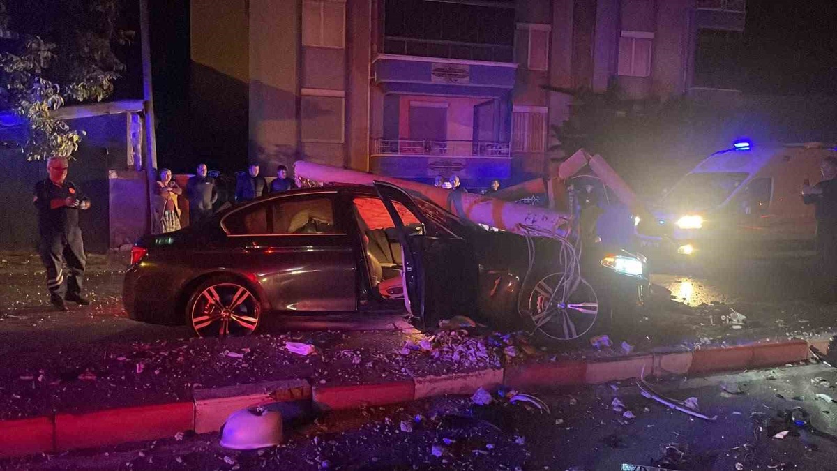 Karaman\'da beton aydınlatma direğine çarpan otomobilde 2 kişi yaralandı