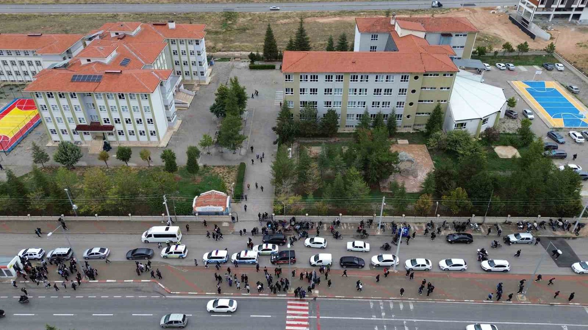 Karaman\'da 116 okul çevresindeki denetimde 404 kişi sorgulandı, 12 araca ceza kesildi