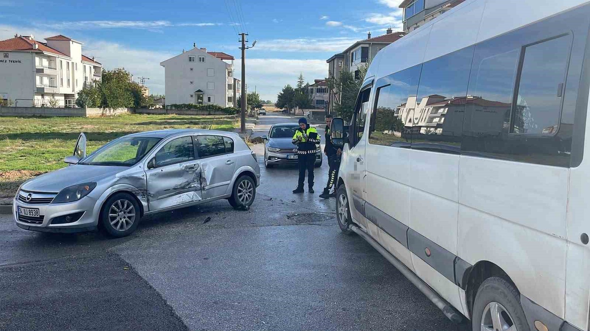 Karaman\'da okul servisiyle otomobil kavşakta çarpıştı, otomobil sürücüsü yaralandı