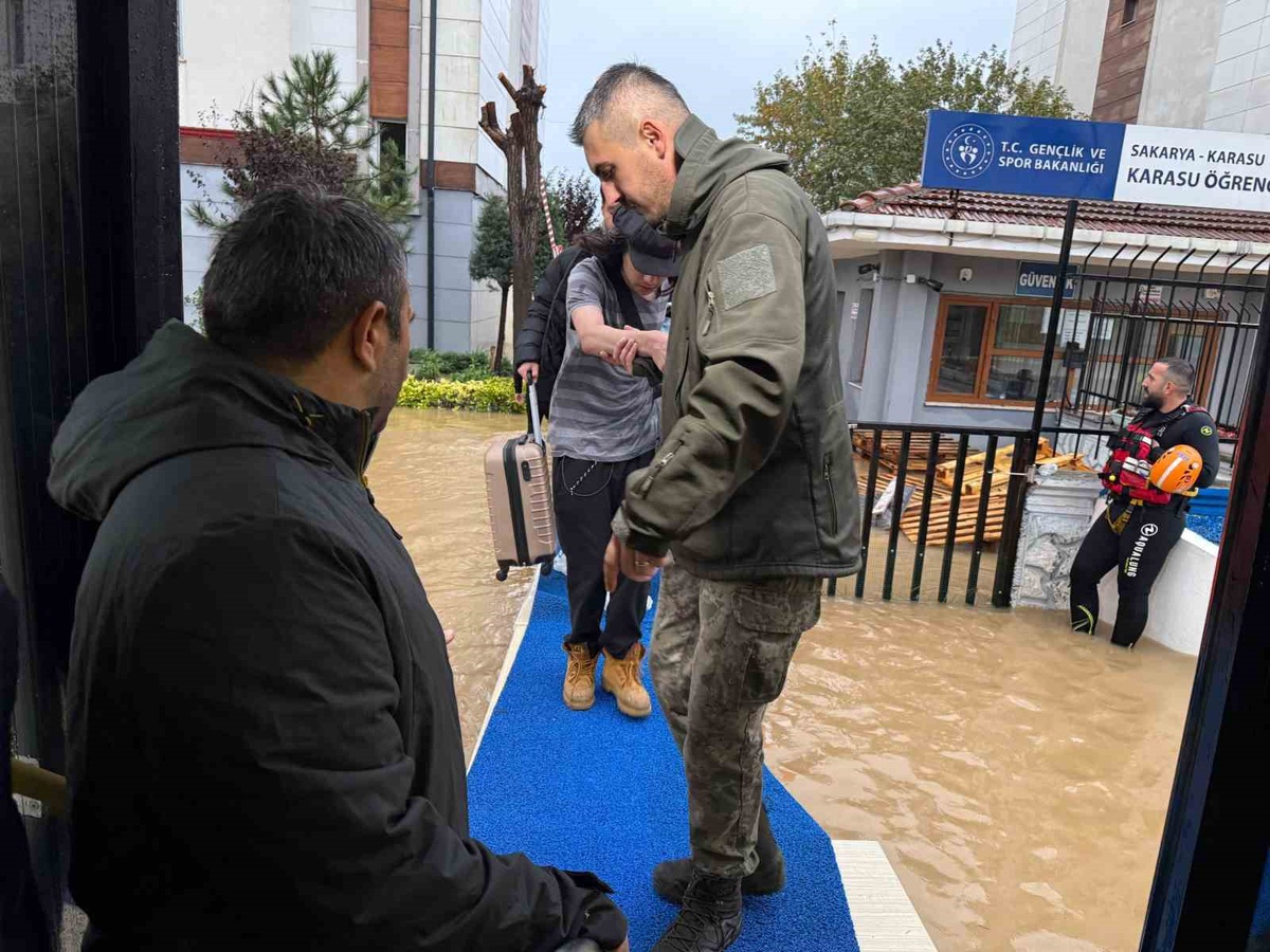 Karasu\'da sel baskını yaşanan KYK yurtlarından 700 öğrenci tahliye edildi