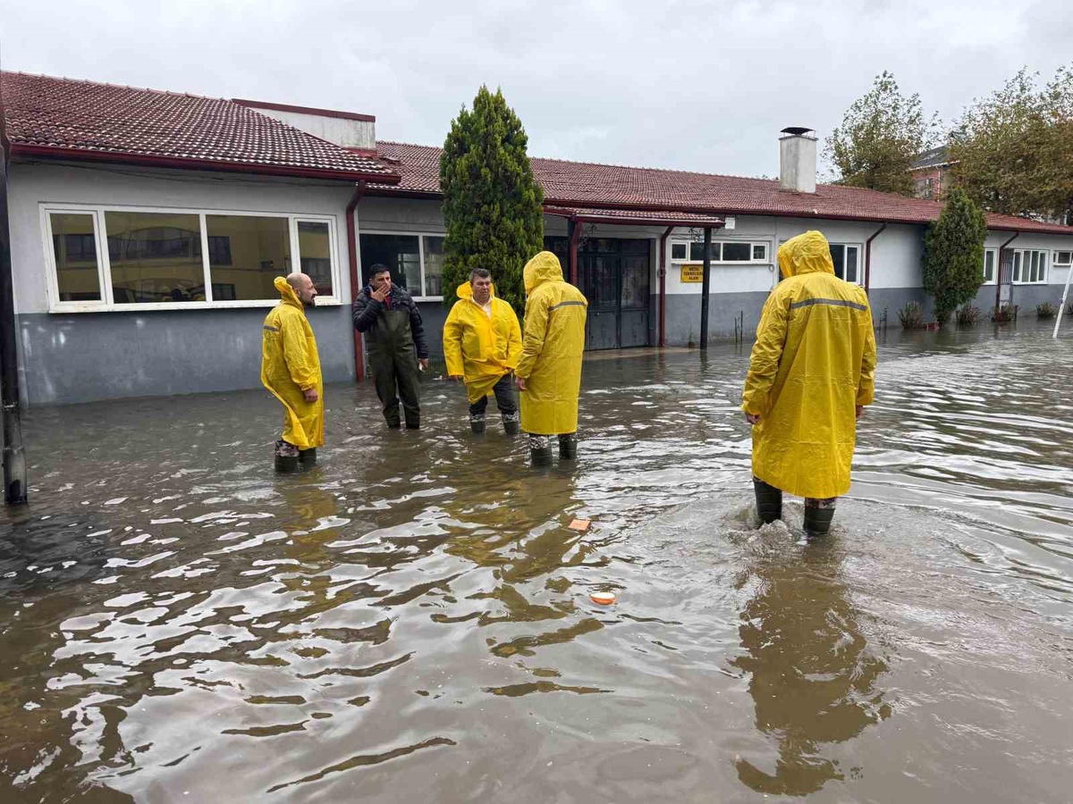 Karasu\'da sel sonrası okullarda hasar tespiti başladı