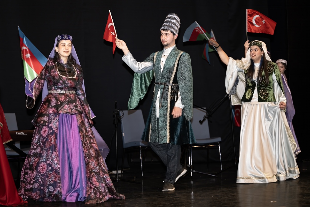 Azerbaycanlı sanatçılar Kars\'ta sahne aldı, milli kıyafet defilesi düzenlendi