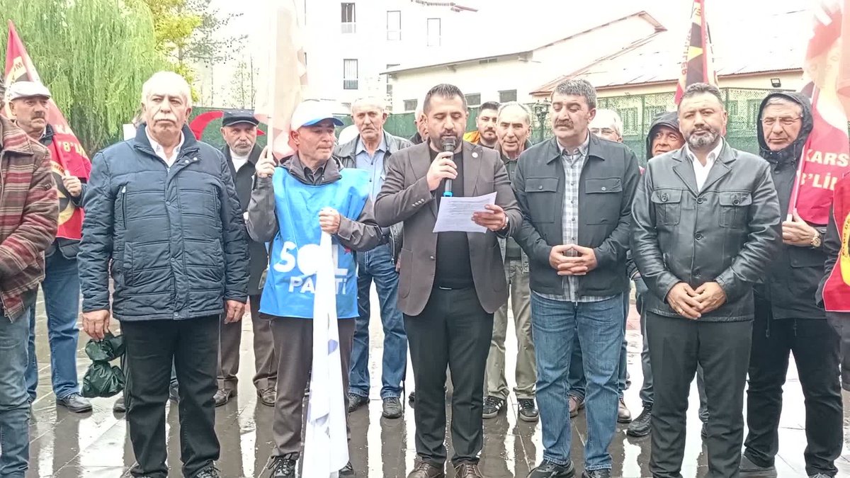 YENİ Parti öncülüğündeki grup Kars\'ta Halk TV\'ye kayyum atanmasını protesto etti