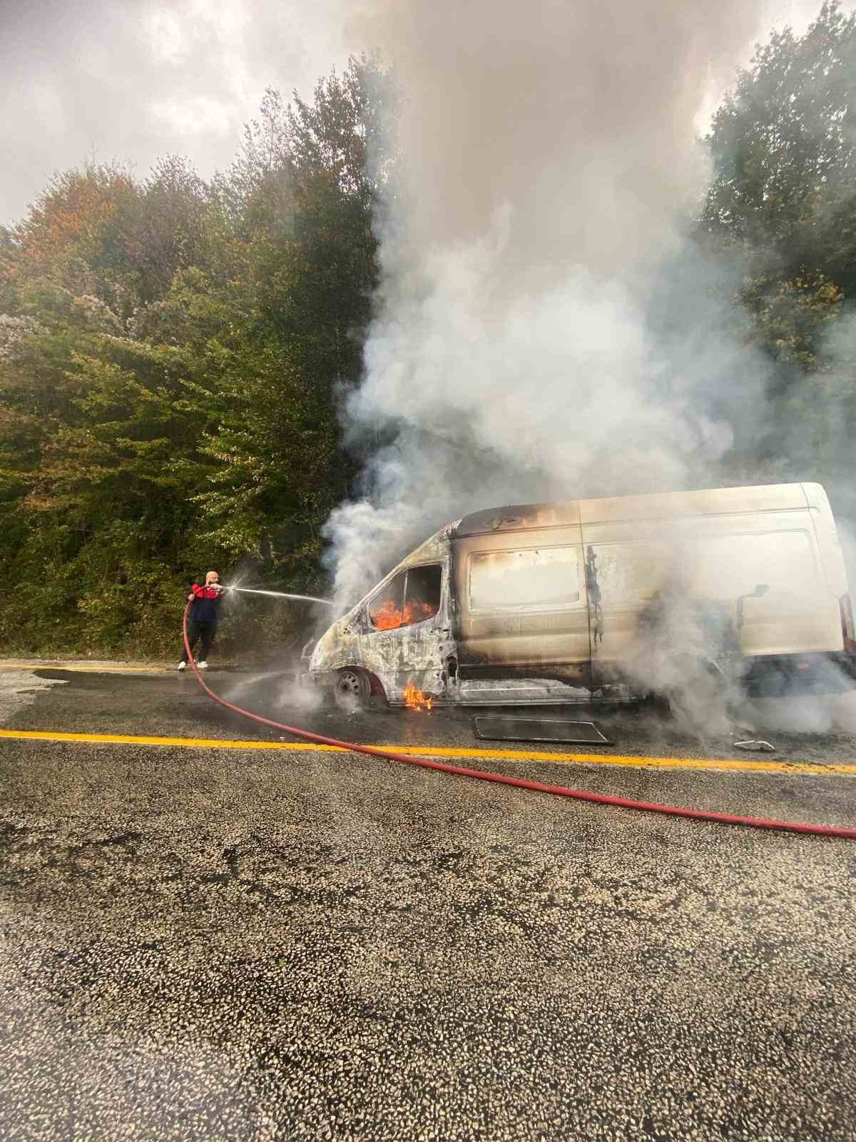 Kastamonu Cide\'de panelvanda çıkan yangın söndürüldü, araç kullanılmaz hale geldi
