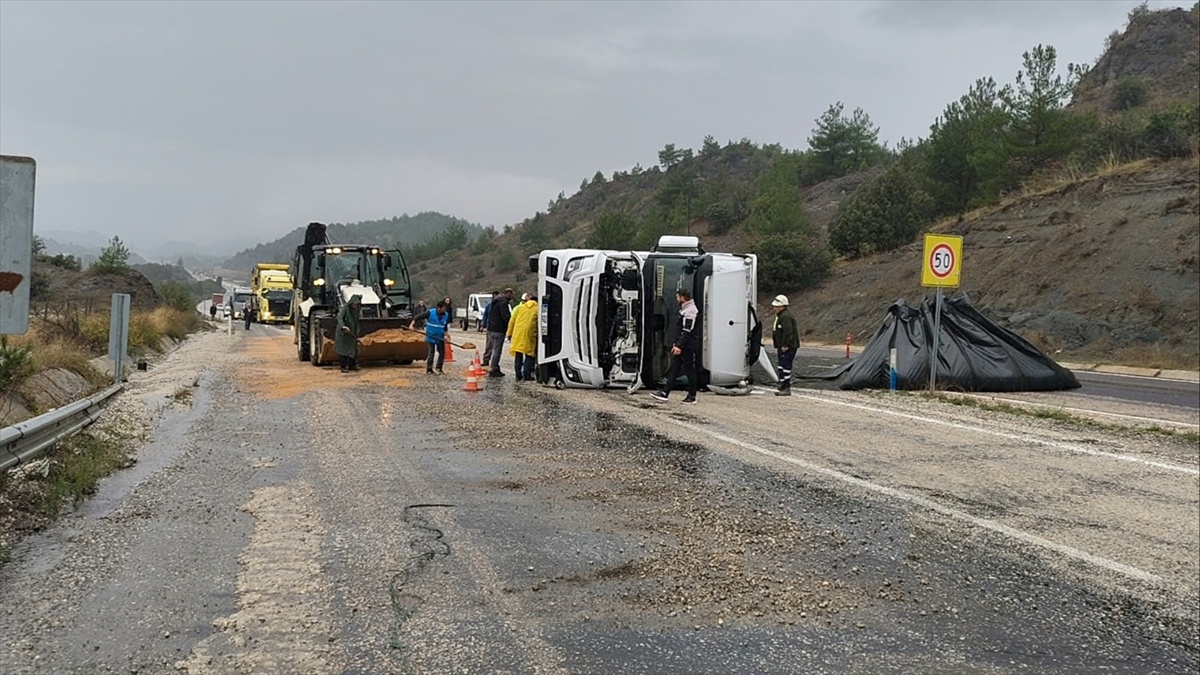 Kastamonu Hanönü\'de tır devrildi, yaralı sürücü Taşköprü Devlet Hastanesine kaldırıldı