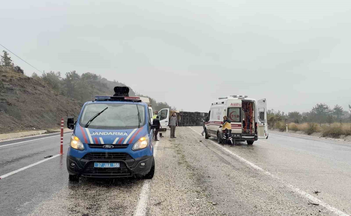 Kastamonu Hanönü\'de yağışta devrilen bakır madeni yüklü kamyonun sürücüsü yaralandı