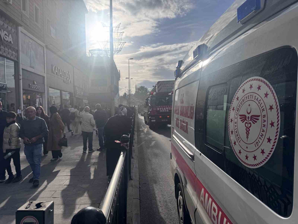 Kayseri\'de unlu mamul işyerindeki yangın yan dükkana sıçradı, itfaiye müdahale ediyor