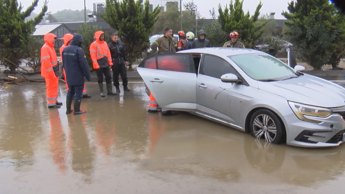 Sağanak Kemerburgaz\'da 65 kişiyi mahsur bıraktı, itfaiye dün akşam kurtardı
