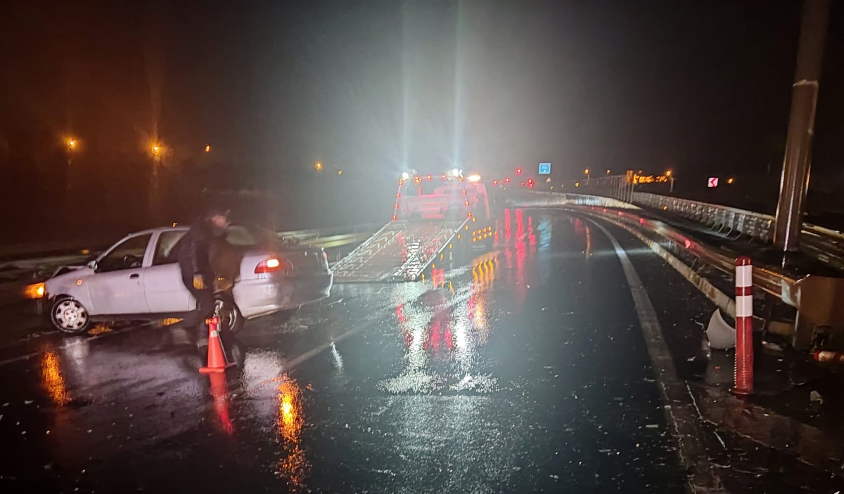 Keşan\'da kontrolden çıkan otomobil bariyerlere çarptı, alkollü sürücü yaralandı