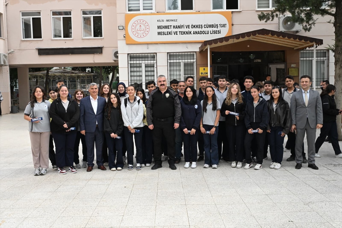 Kilis Emniyet Müdürü Bağrıaçık, lise öğrencilerini dijital tehditlere karşı uyardı