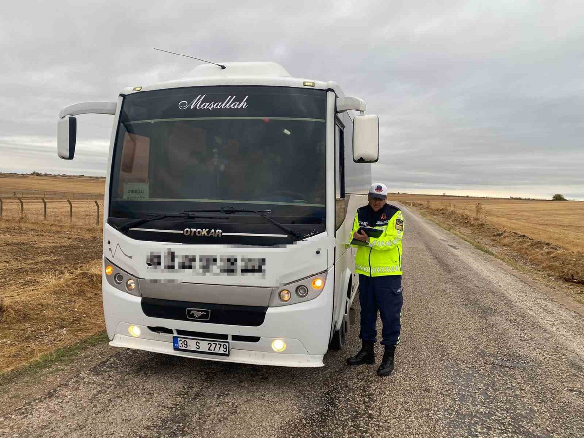 Babaeski\'de jandarma okul servisi denetiminde öğrencilere güvenlik kuralları anlattı