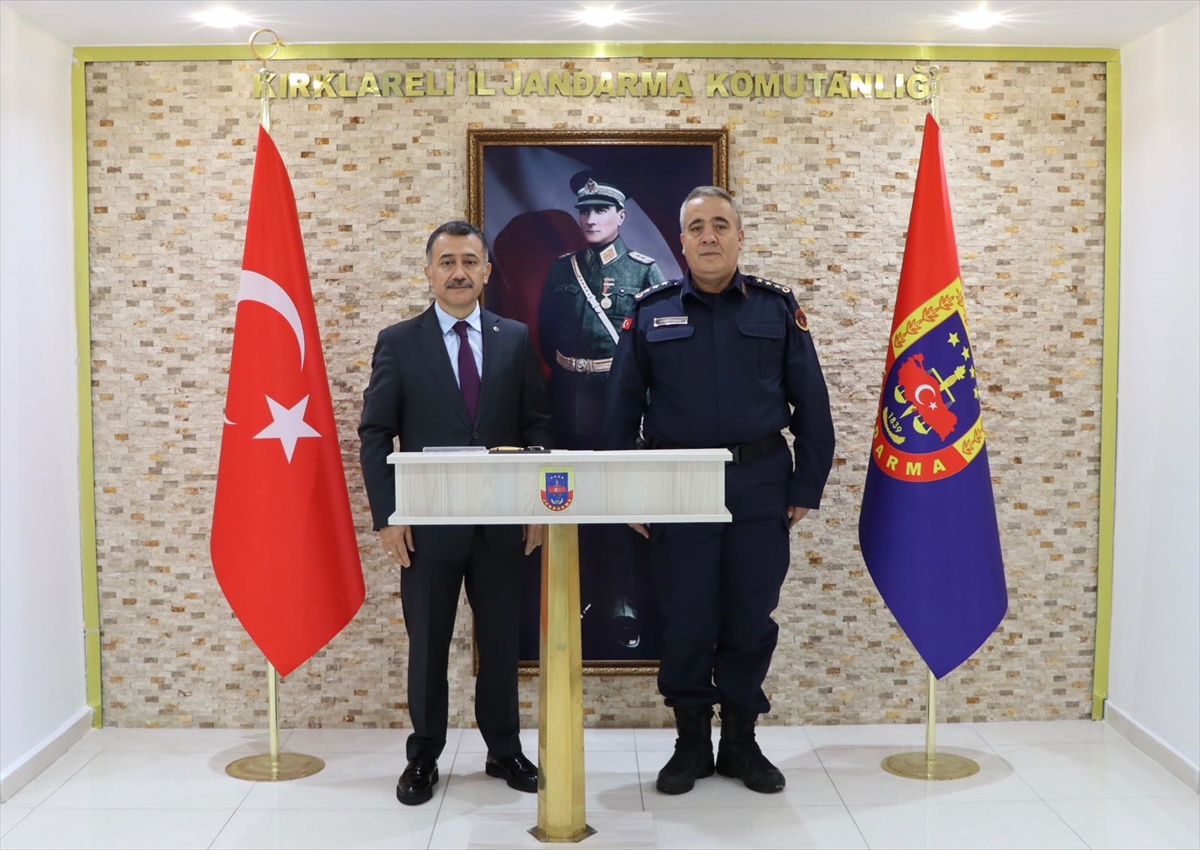 Kırklareli Emniyet Müdürü Çakır, Jandarma ziyaretinde Şeref Defteri\'ni imzaladı