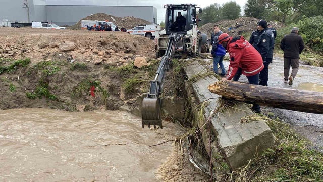 Sağanak sonrası çaya araç düştü, 1 kişi kayıp
