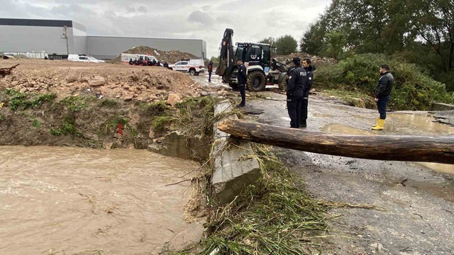 Sağanak sonrası çaya araç düştü, 1 kişi kayıp