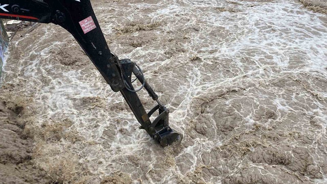 Sağanak sonrası çaya araç düştü, 1 kişi kayıp
