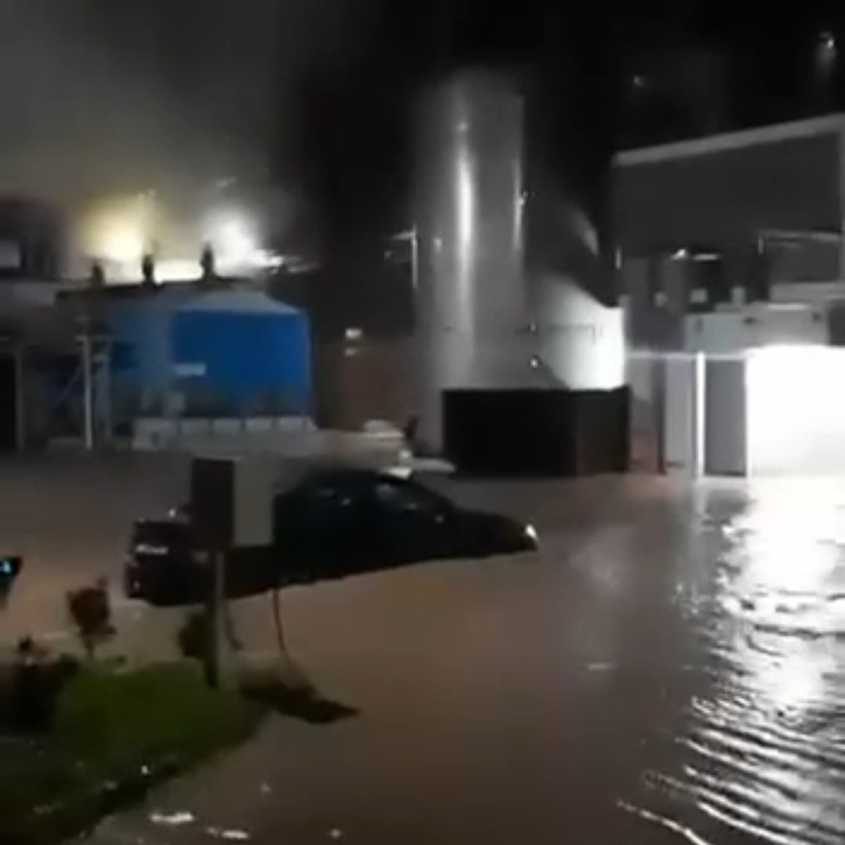 Kocaeli Başiskele\'de sağanak, Hayat Kimya ve Özka Lastik bahçelerini göle çevirdi