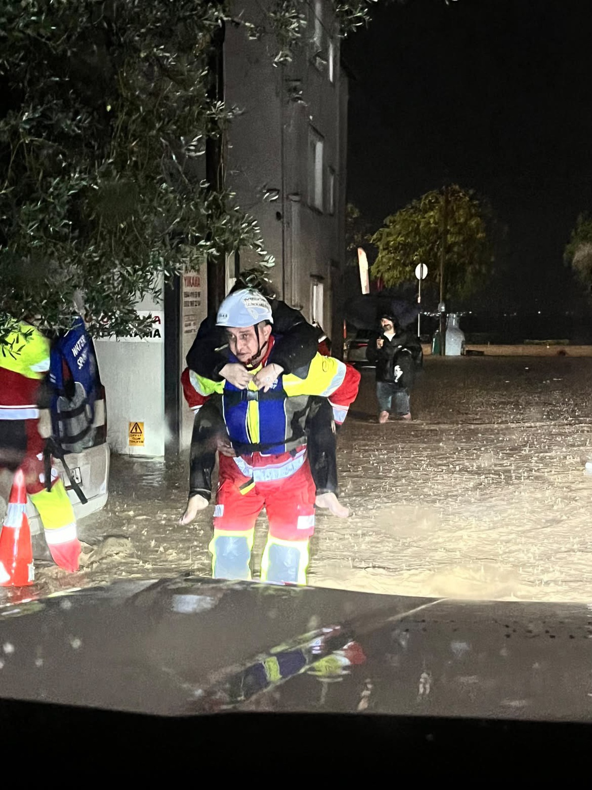 Kocaeli Başiskele\'de sağanakta mahsur kalanlar botla ve sırtla kurtarıldı