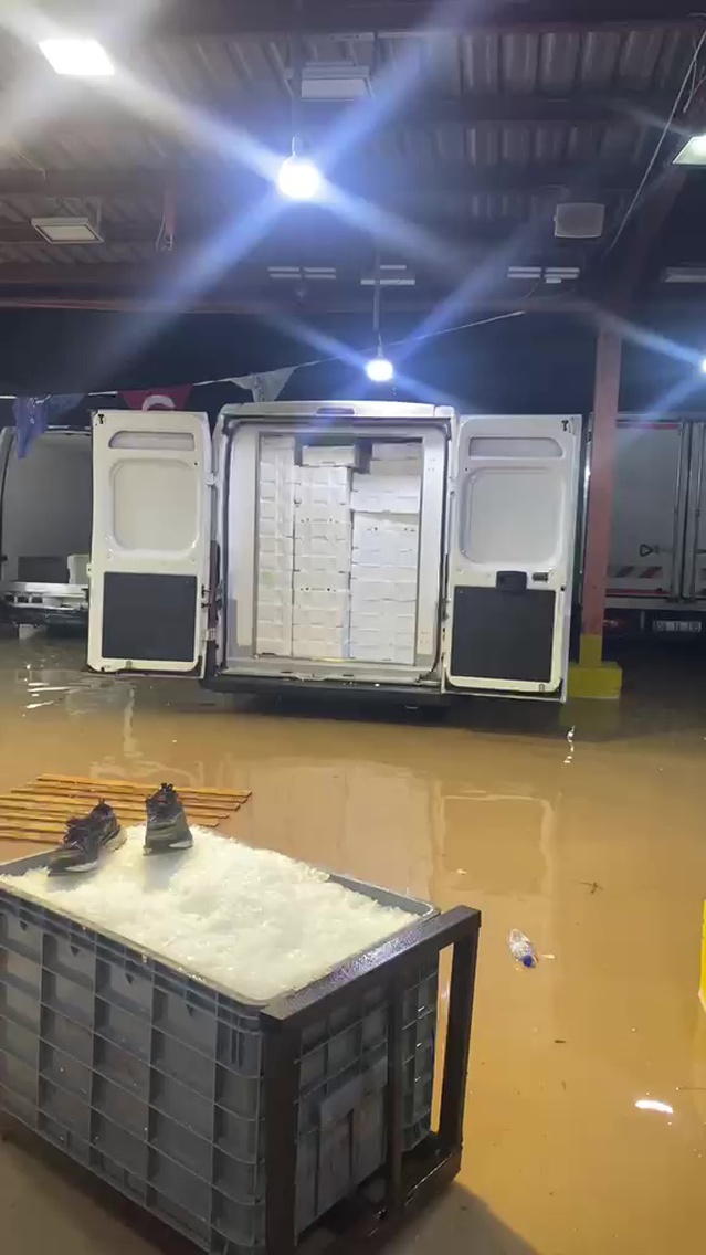 Kocaeli'de sağanak ev ve iş yerlerini su bastı, Plajyolu'nda ulaşım aksadı