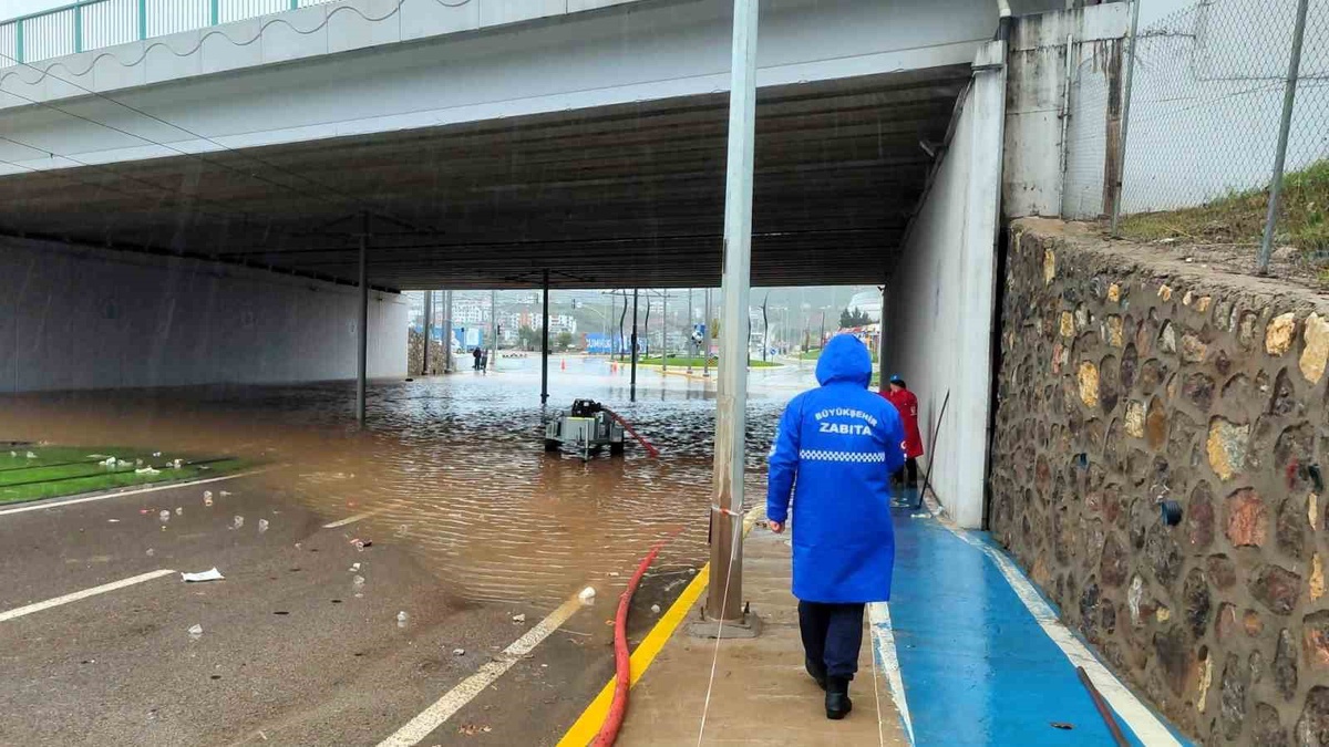 Kocaeli\'de sağanakta 1.702 ihbara 897 personel ve 512 araçla müdahale edildi