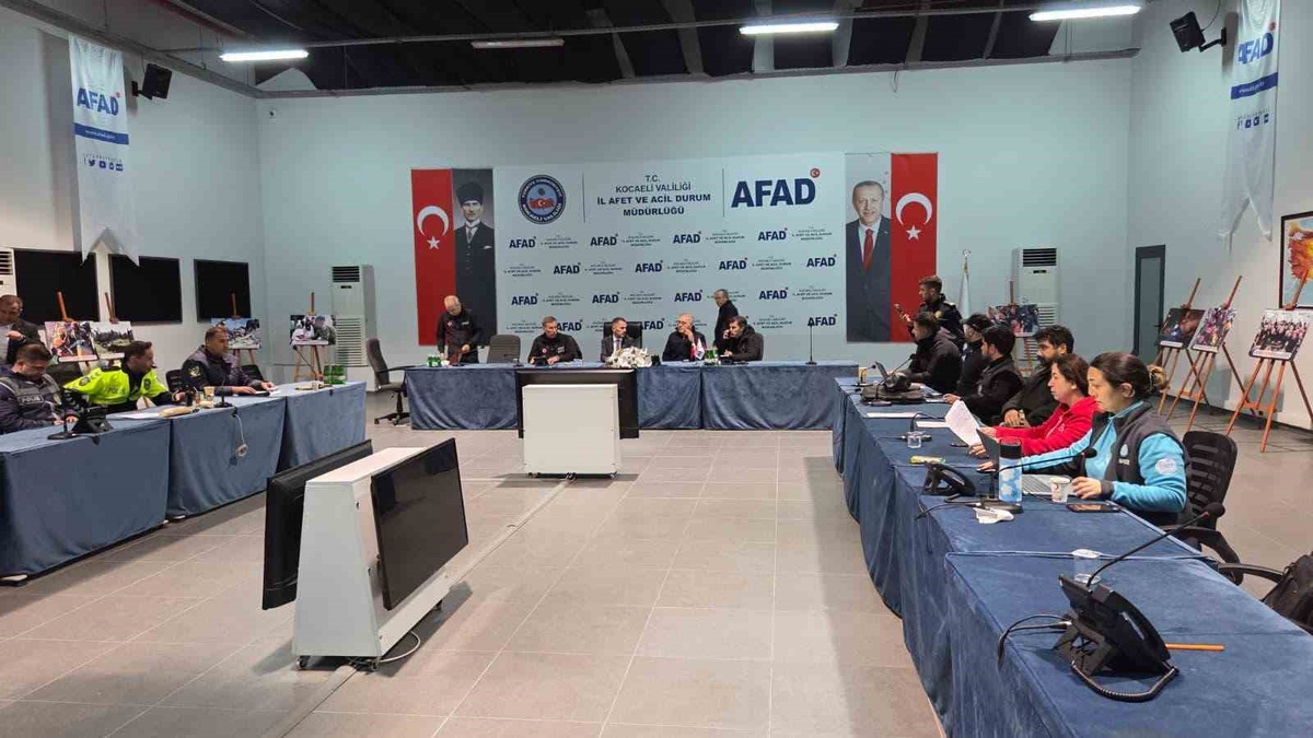 Kocaeli\'de şiddetli yağışa karşı kriz merkezi toplandı, trafiğe çıkılmaması istendi