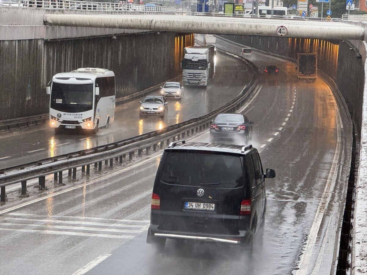 Kocaeli\'de su dolan Seymen alt geçidi tahliye edildi, D-130 yeniden trafiğe açıldı