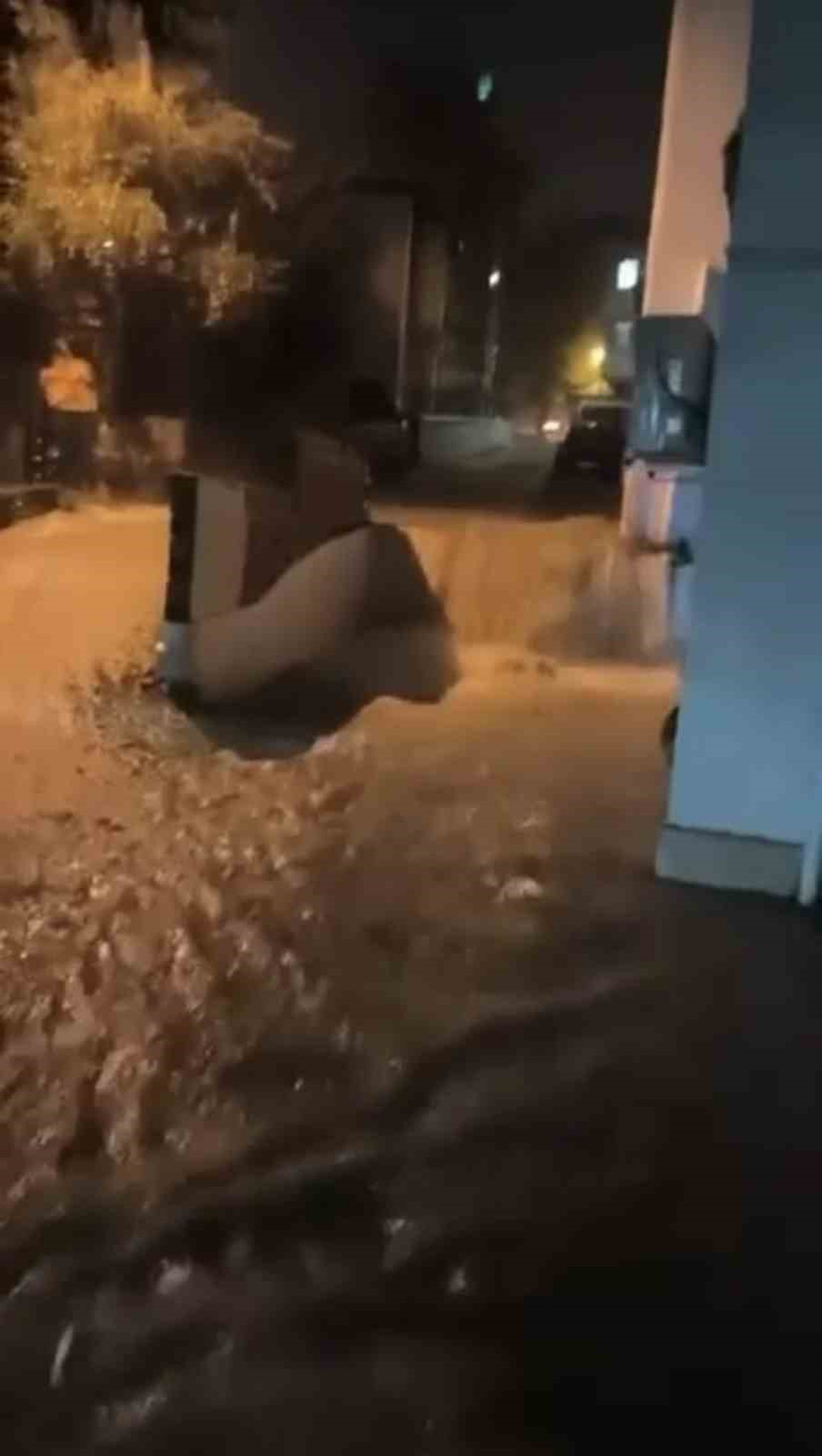 Kocaeli\'de sağanak cadde ve sokakları suya çevirdi, sürücüler yolda zorlandı