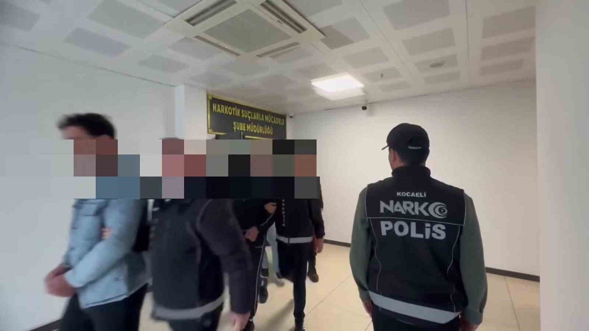 Narkotik köpeği buldu: İzmit\'te otoyolda durdurulan araçta 338 bin hap ele geçirildi
