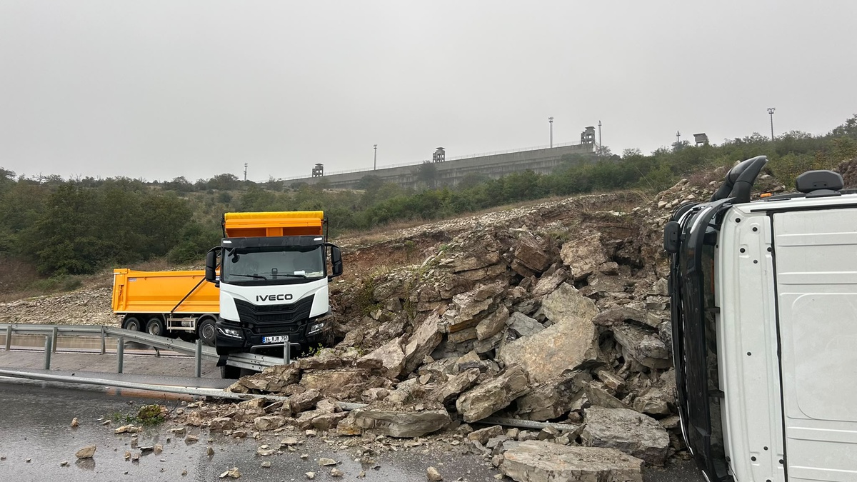 Kocaeli Kandıra\'da aynı noktada ikinci heyelan 4 hafriyat kamyonunu hasara uğrattı