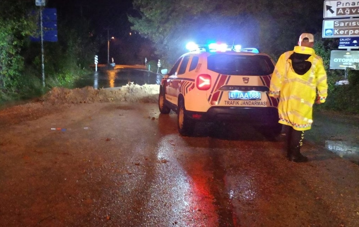 Kandıra\'da mahsur kalan kişi kurtarıldı, Kocaeli ve Sakarya\'da eğitime ara verildi