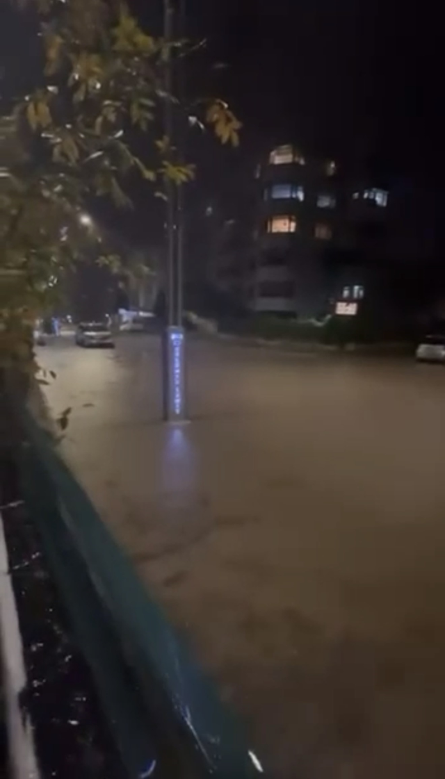 Sağanak kabusu Marmara'yı esir aldı: Kocaeli ve Sakarya'da dereler taştı, yollar kapandı