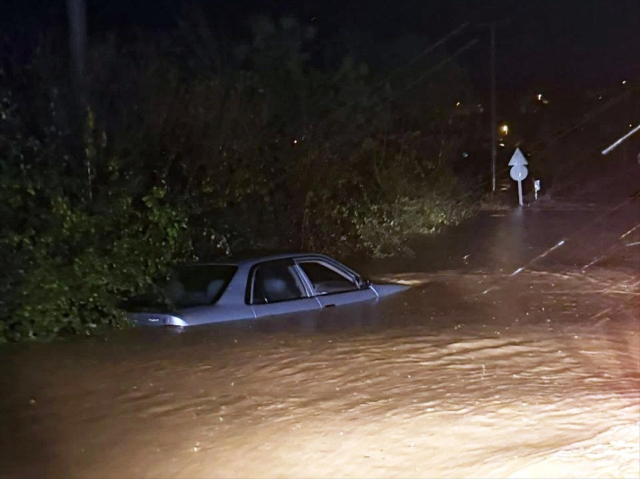 Sağanak kabusu Marmara'yı esir aldı: Kocaeli ve Sakarya'da dereler taştı, yollar kapandı