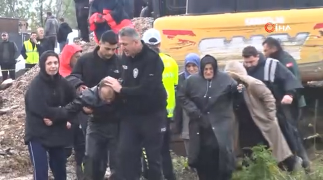 Sağanak sonrası çaya araç düştü, 1 kişi kayıp