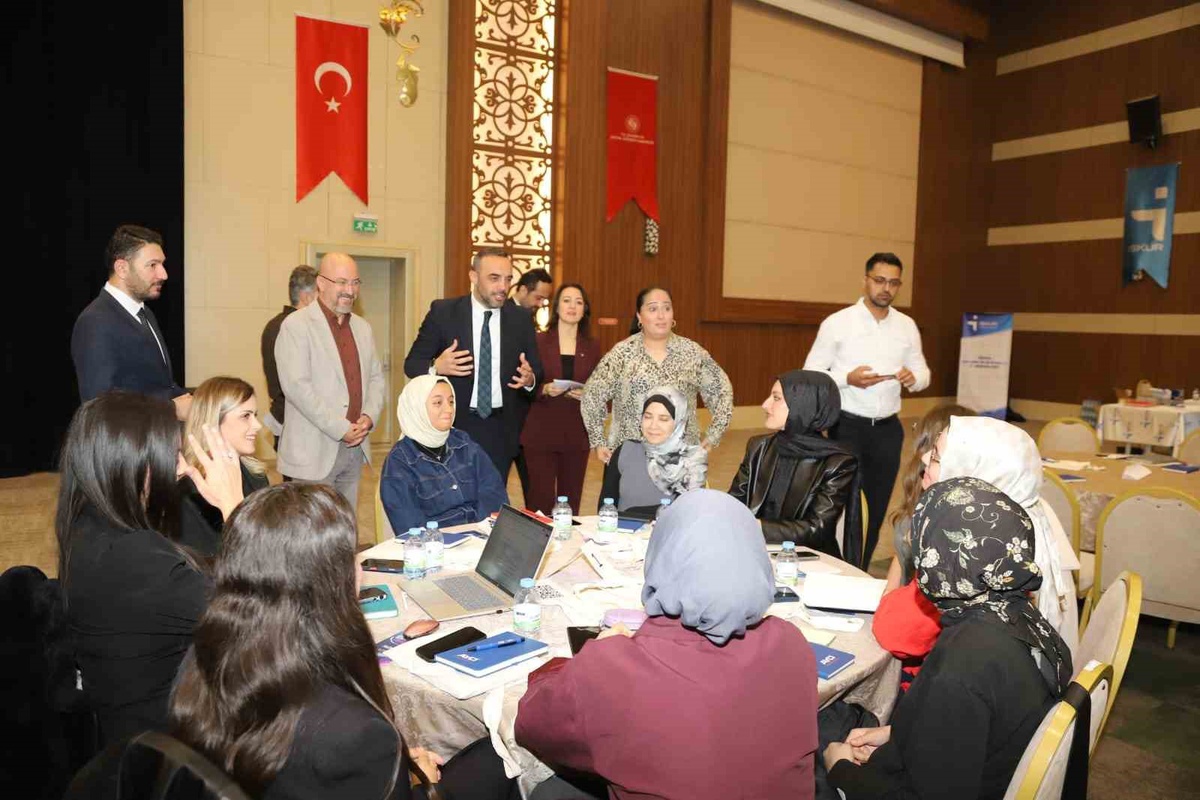 Konya\'da gençler ve iş dünyası istihdam beklentilerini 20 masada görüştü