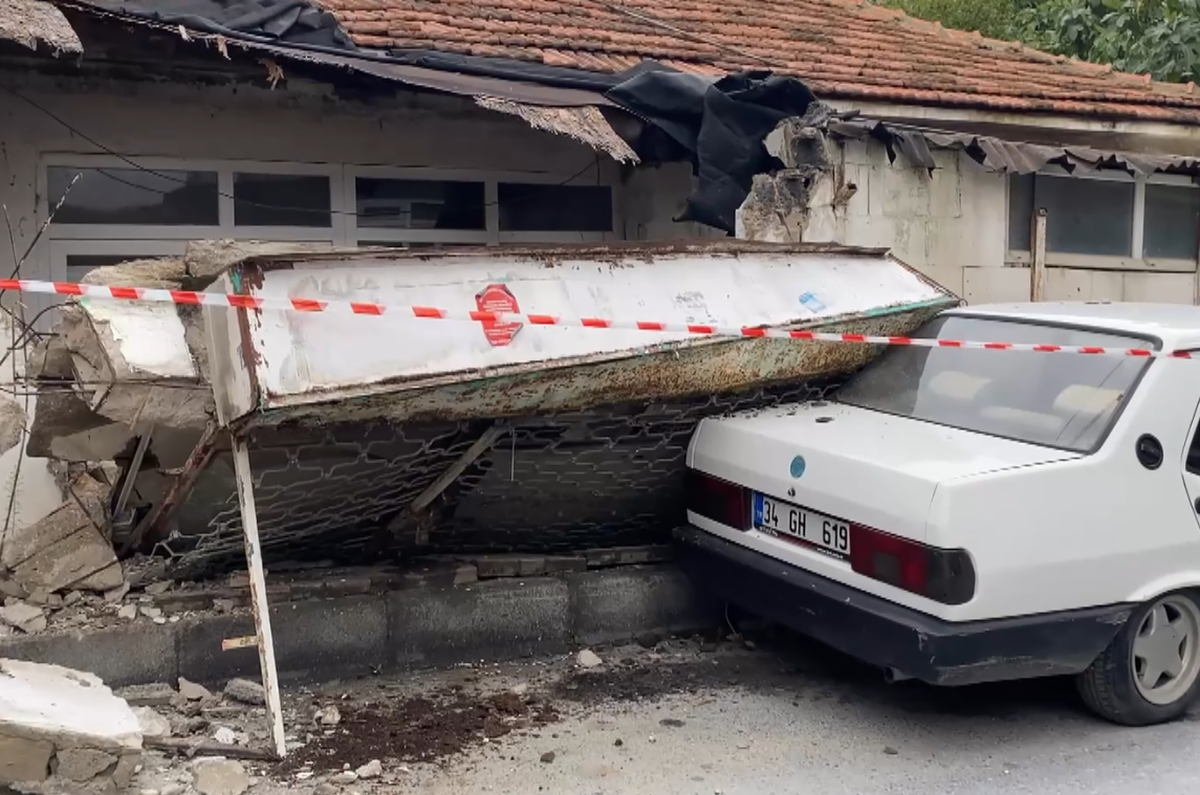 Küçükçekmece\'de fırtınada evin duvarı otomobilin üzerine yıkıldı, yaralı yok